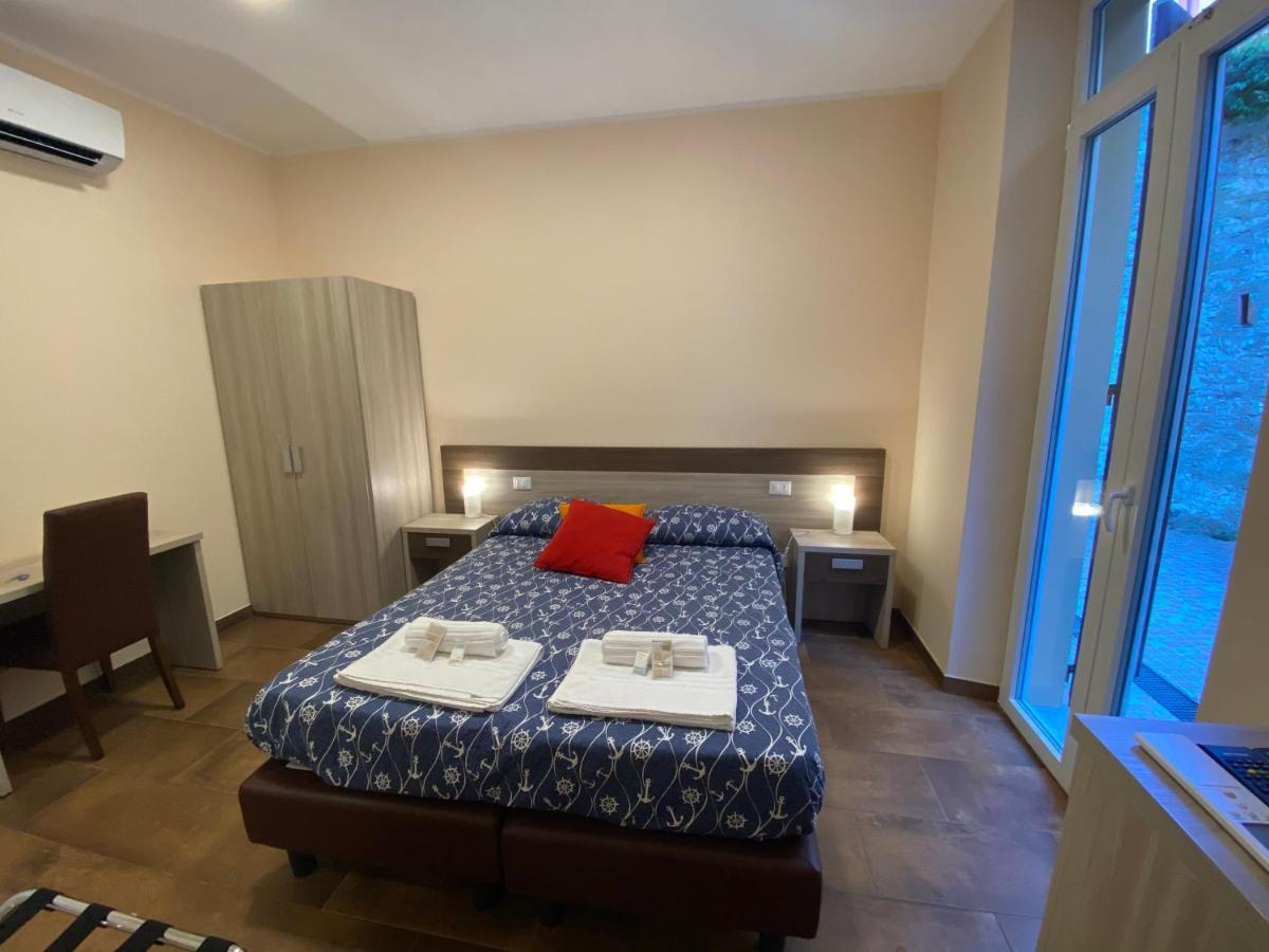 Good Night Moon Hotel La Spezia Bagian luar foto