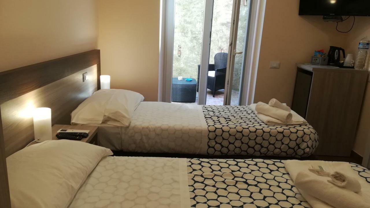 Good Night Moon Hotel La Spezia Bagian luar foto